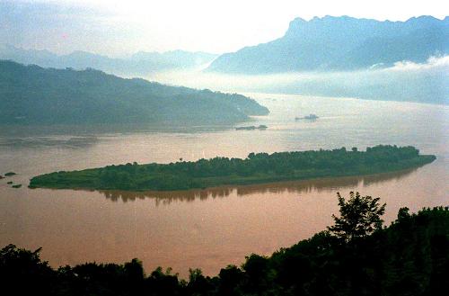千秋三峽 世紀(jì)偉業(yè)——三峽工程見證新中國(guó)60年發(fā)展足跡 這是中堡島的原始地貌(資料照片)。三峽工程于1994年12月14日正式開工,工程采用分期導(dǎo)流方式,分三期進(jìn)行施工,以中堡島為分界點(diǎn)向兩側(cè)延伸,分別修建左岸和右岸大壩。 “截?cái)辔咨皆朴,高峽出平湖”,隨著設(shè)計(jì)建設(shè)任務(wù)的如期完成,歷經(jīng)近17年的建設(shè),舉世矚目的三峽工程將一代偉人的豪邁設(shè)想變?yōu)楝F(xiàn)實(shí)。承載著共和國(guó)水利輝煌夢(mèng)想的三峽工程,鑄就了惠及千秋的民生水利。 三峽工程凝聚了幾代中央領(lǐng)導(dǎo)集體和全國(guó)人民的智慧與力量。1978年至1988年,三峽工程基本完成了建設(shè)的決策準(zhǔn)備;1988年至1998年,三峽工程正式開工并實(shí)現(xiàn)大江截流;1998年至2008年,三峽樞紐主體工程、輸變電工程和移民工作基本完成,三峽水庫實(shí)現(xiàn)了175米蓄水的最終目標(biāo)條件,使夢(mèng)想變?yōu)楝F(xiàn)實(shí)。 新華社發(fā)